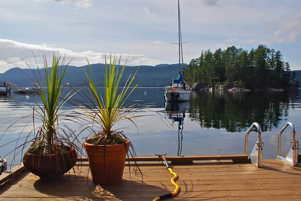 Tranquility Bay Waterfront Inn Сешелт Екстериор снимка