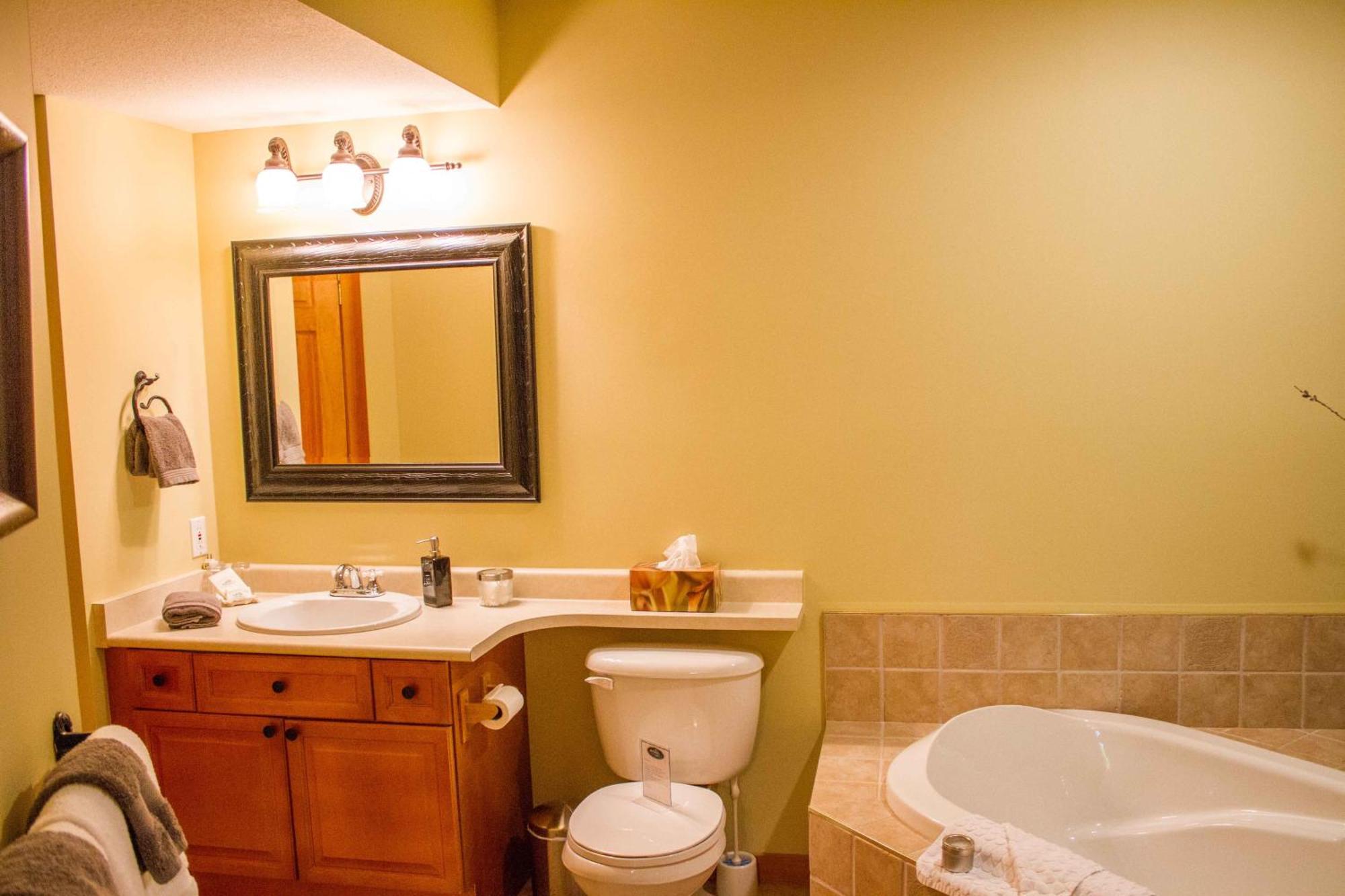 Tranquility Bay Waterfront Inn Сешелт Стая снимка
