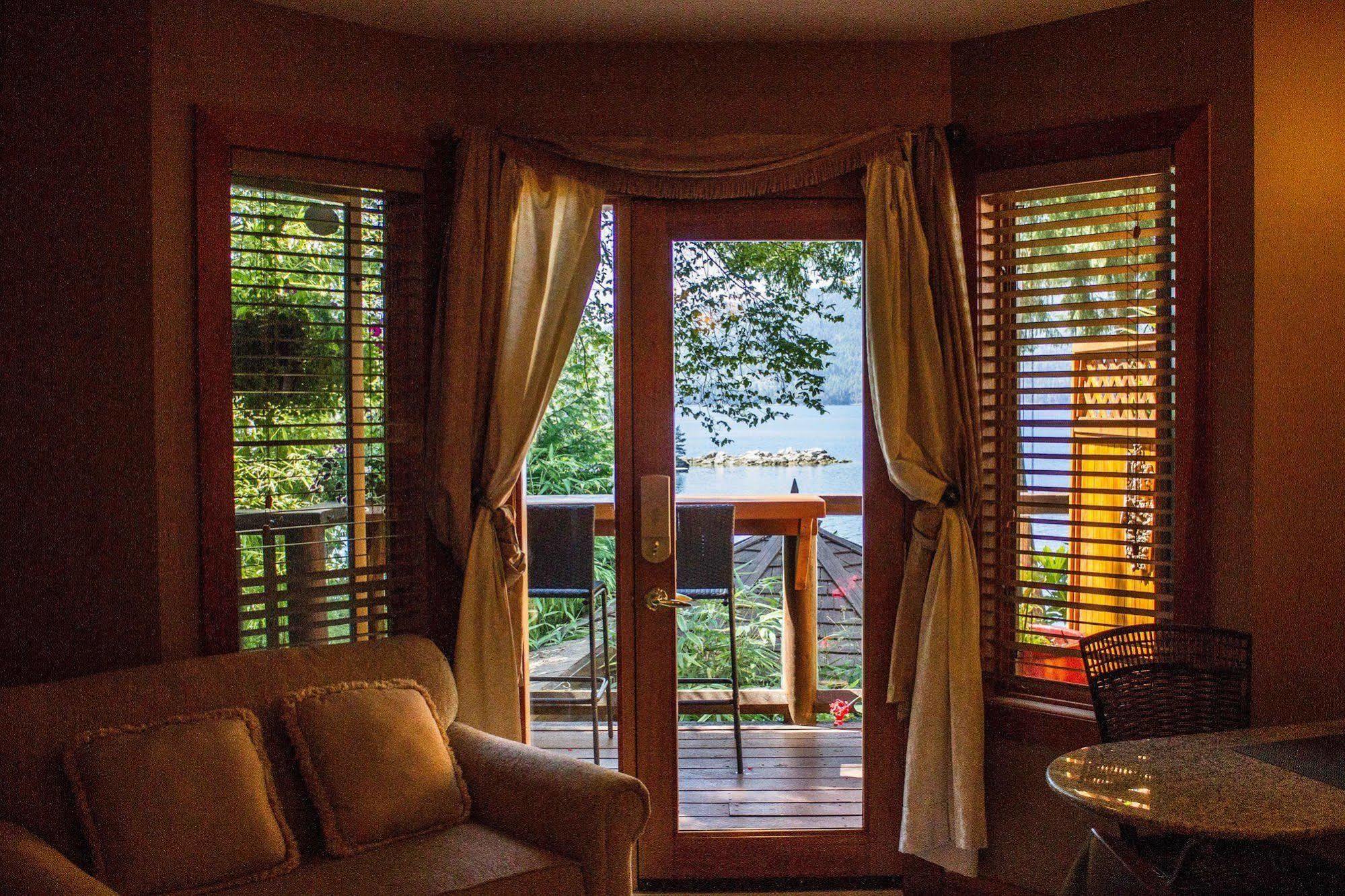 Tranquility Bay Waterfront Inn Сешелт Екстериор снимка