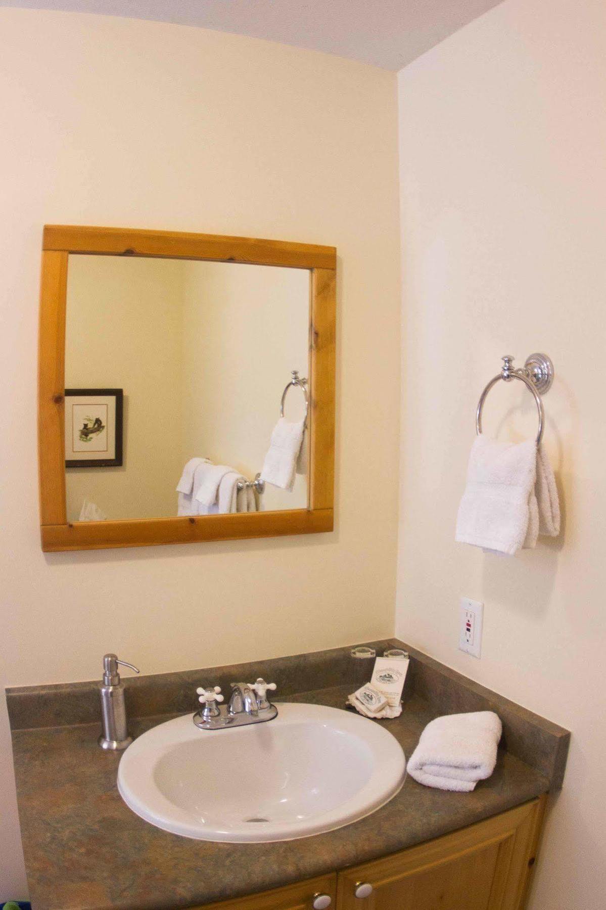 Tranquility Bay Waterfront Inn Сешелт Екстериор снимка