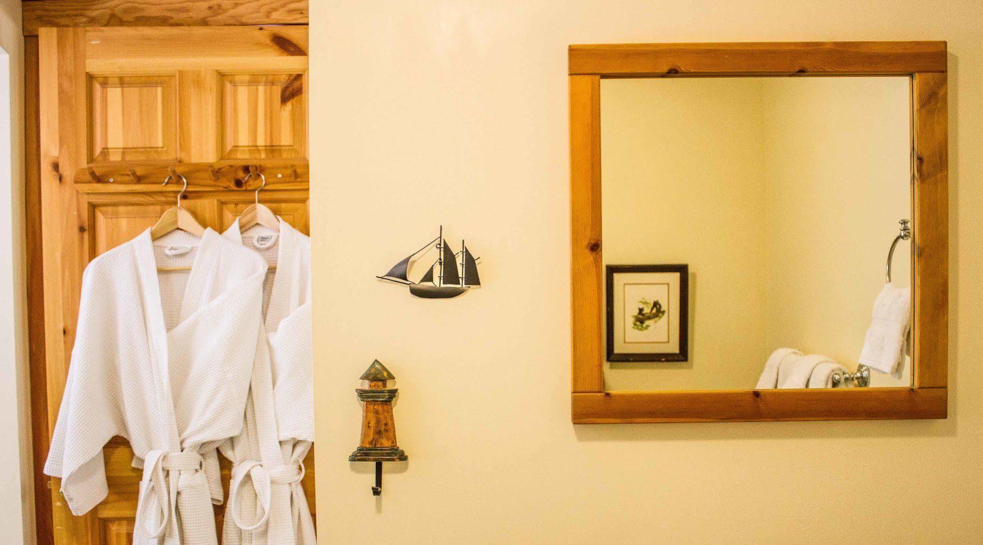 Tranquility Bay Waterfront Inn Сешелт Екстериор снимка